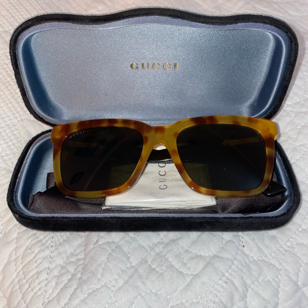 Womens Gucci Sunglasses (never worn)